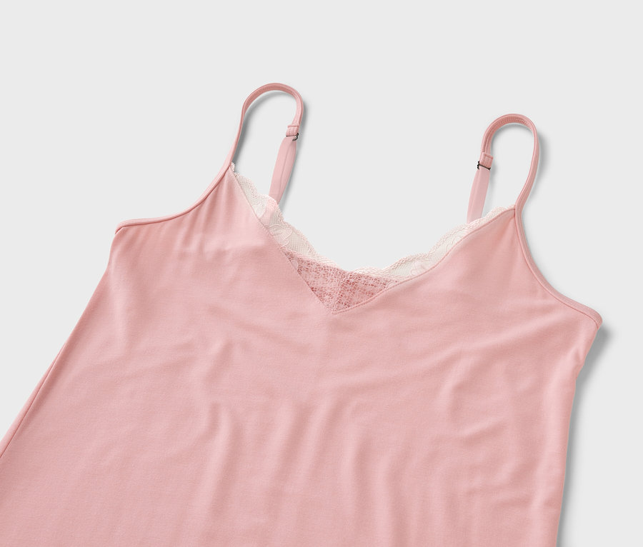 Rosa Nachthemd mit Spitze auf weißem Hintergrund.