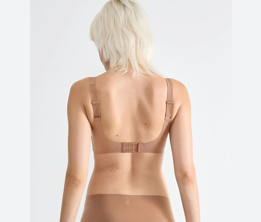 Rückansicht einer Frau, die einen sloggi ZERO Feel 2.0 Soft Bra in nostalgic brown trägt.