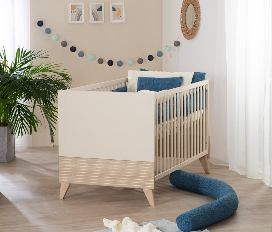 Ein roba Babybett »Sidney«, 70 x 140 cm, in Kaschmir steht in einem Kinderzimmer.