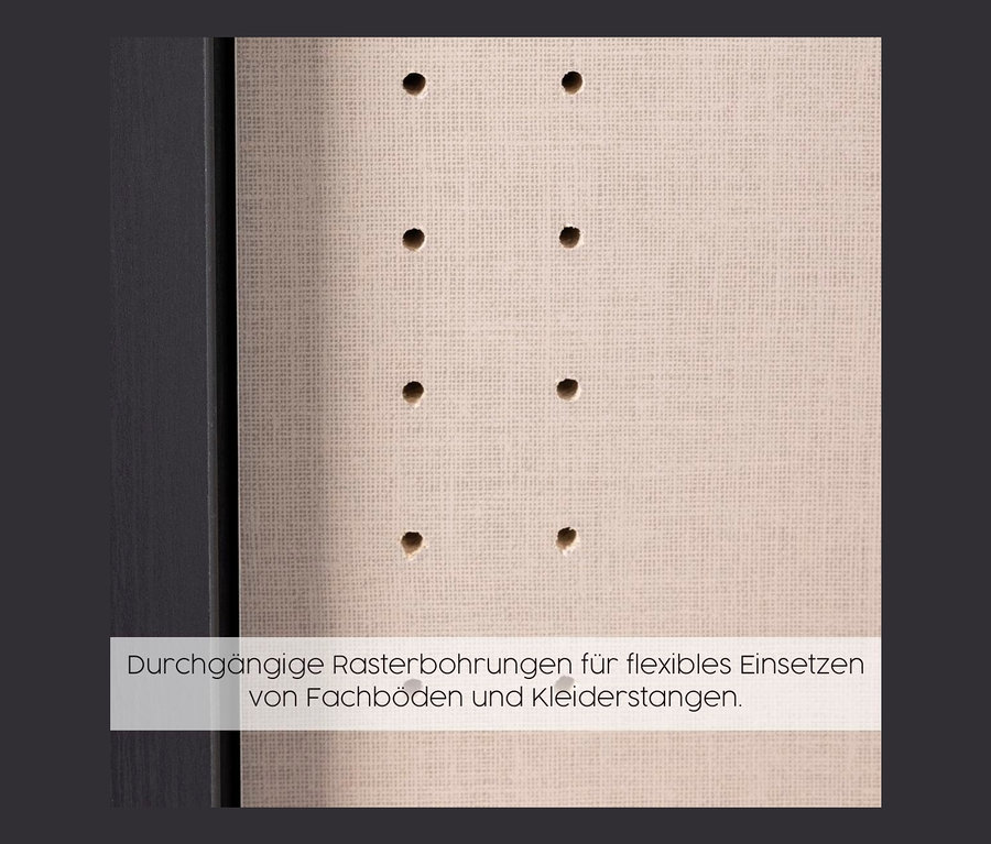 Detailaufnahme eines beigen rauch Kleiderschranks »Frieda« mit 3 Türen und 2 Schubladen, der die Innenseite mit einer Reihe von Löchern zeigt.