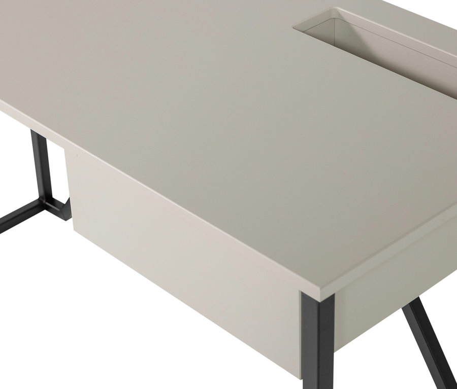 Nahaufnahme eines hellgrauen Schreibtisches mit schwarzem Metallgestell und einer rechteckigen Aussparung.