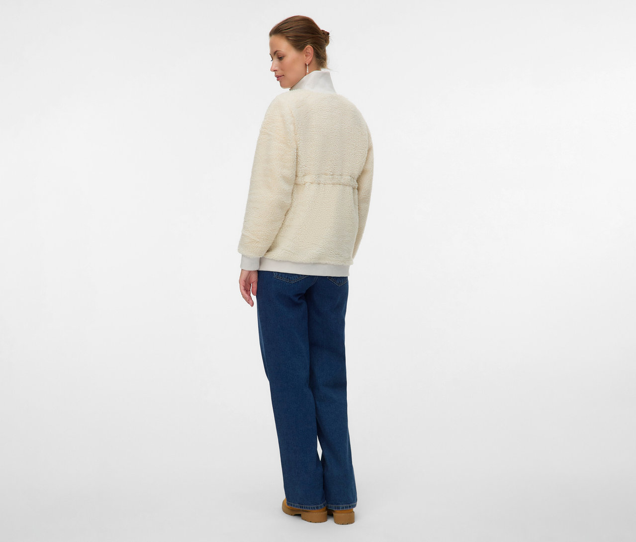 Frau von hinten, mit MAMALICIOUS 3-in-1-Teddyjacke »MLCARLY«, Jeans und Schuhen.