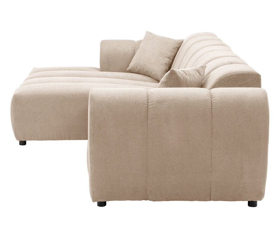 Nahaufnahme eines beigen Sofas mit Chaiselongue und zwei Kissen.