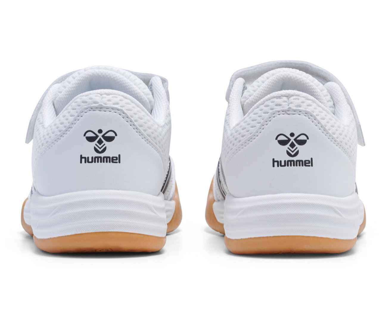 Zwei weiße hummel® Multiplay Flex VC JR Schuhe mit Klettverschluss und brauner Sohle, von hinten fotografiert.