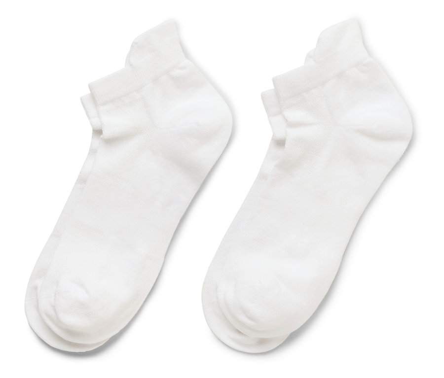 Zwei weiße Socken liegen nebeneinander auf einem weißen Hintergrund.