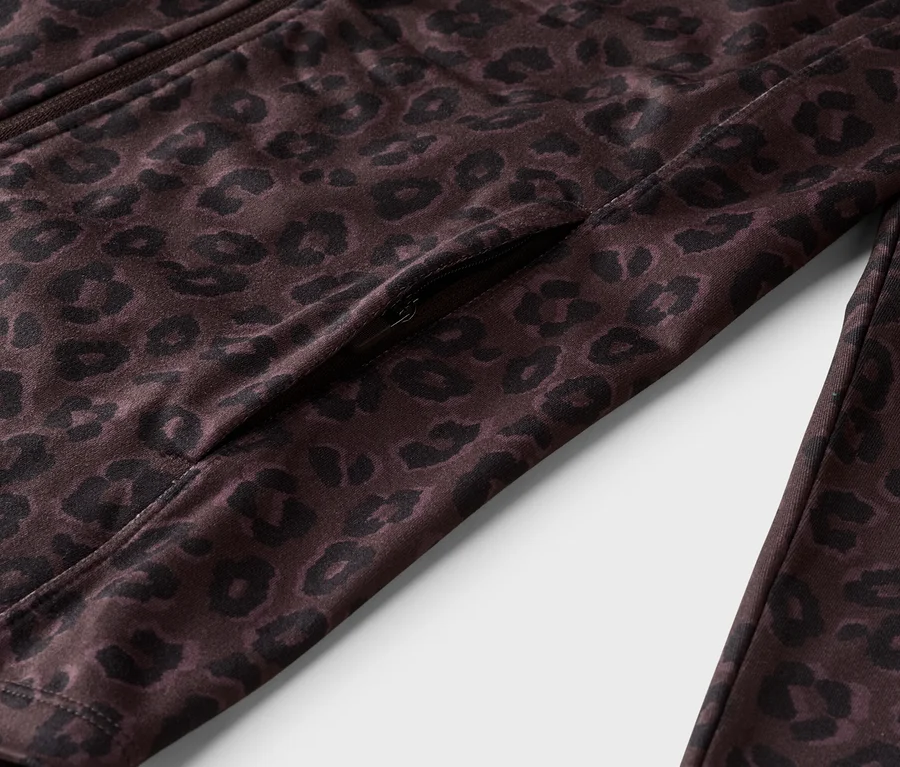 Nahaufnahme einer braunen Jacke mit Reißverschluss und Leopardenmuster, inklusive Reißverschlusstasche.