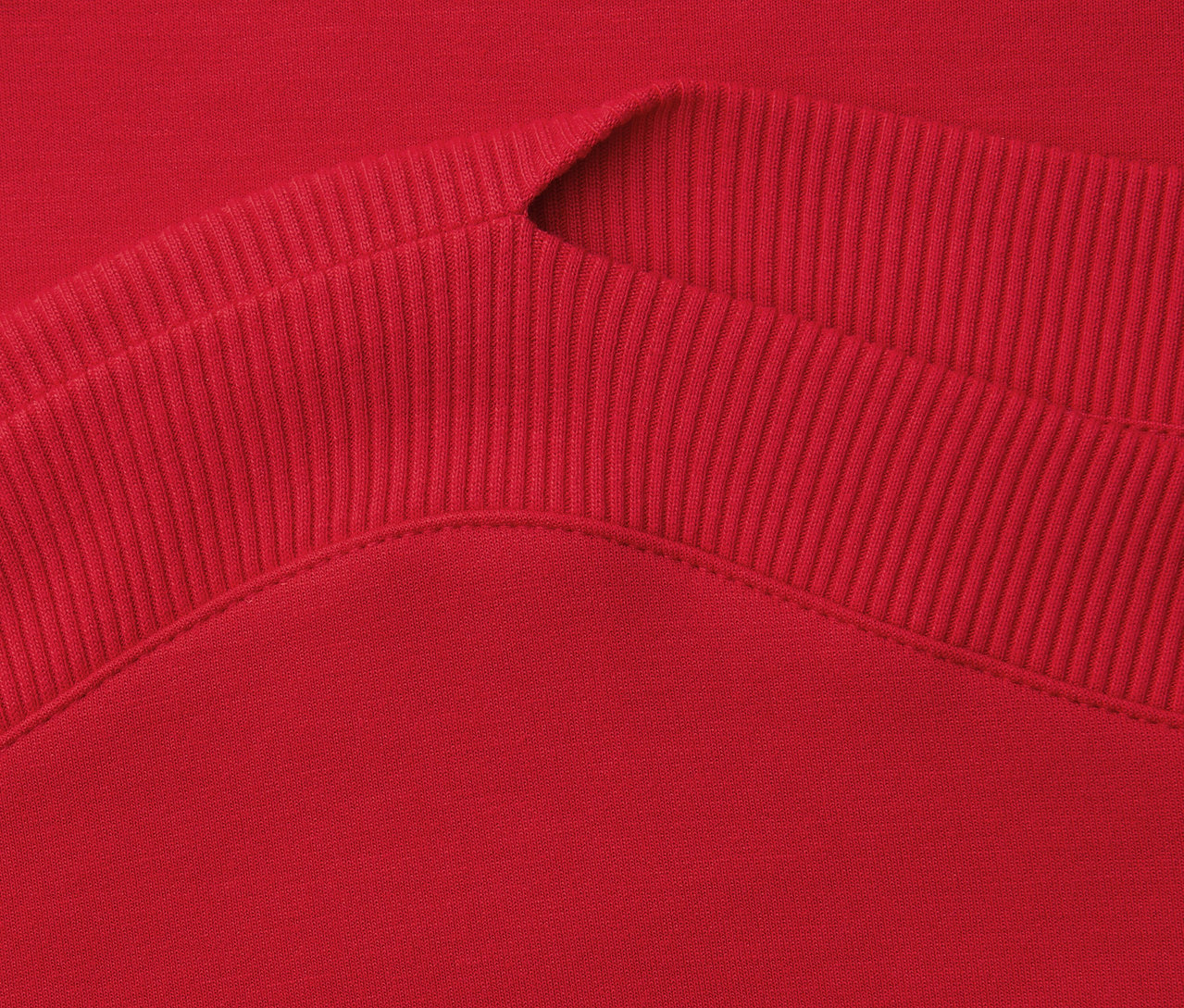 Nahaufnahme vom gerippten Halsausschnitt eines roten Street One Kurzarmshirts.