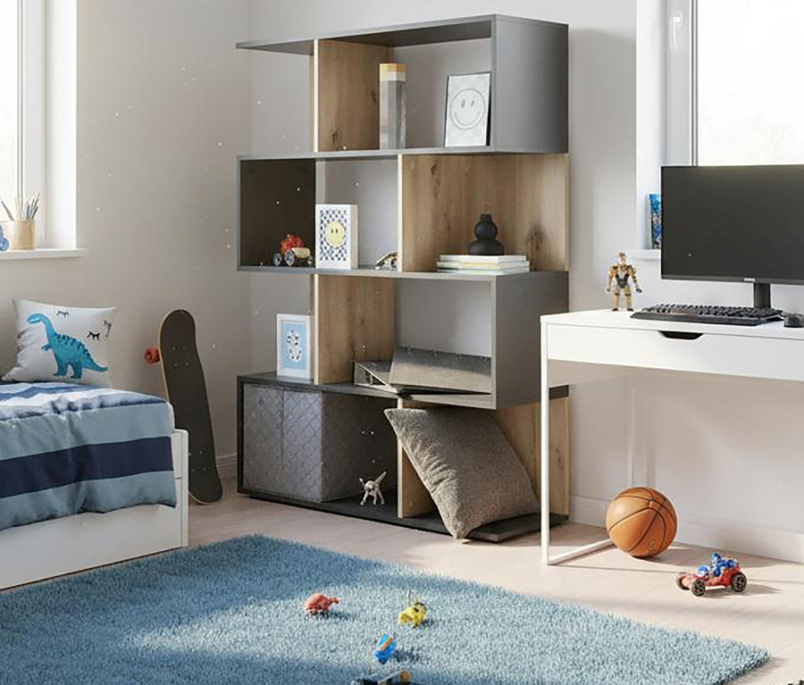 Kinderzimmer mit Roba Bücherregal »Marvin«, Bett, Schreibtisch und Spielzeug.