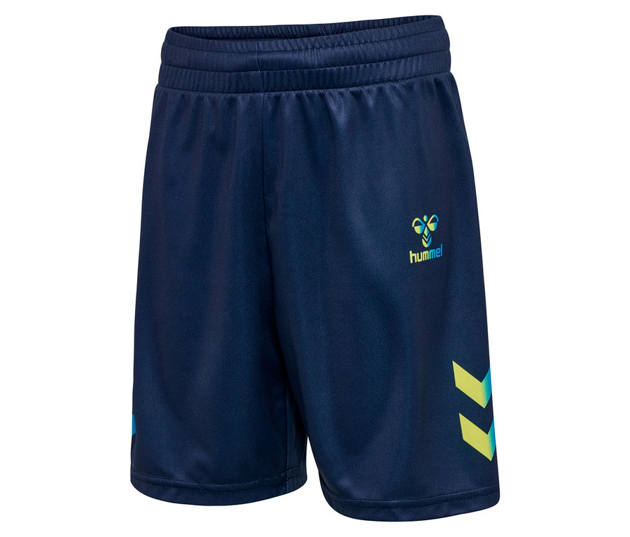 Nahaufnahme von marineblauen Hummel-Shorts mit gelben Winkel-Logos an der Seite.