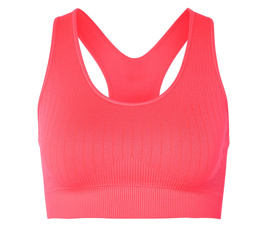 Nahaufnahme eines gerippten, korallenroten Sport-BHs mit Racerback-Design vor einem weißen Hintergrund.