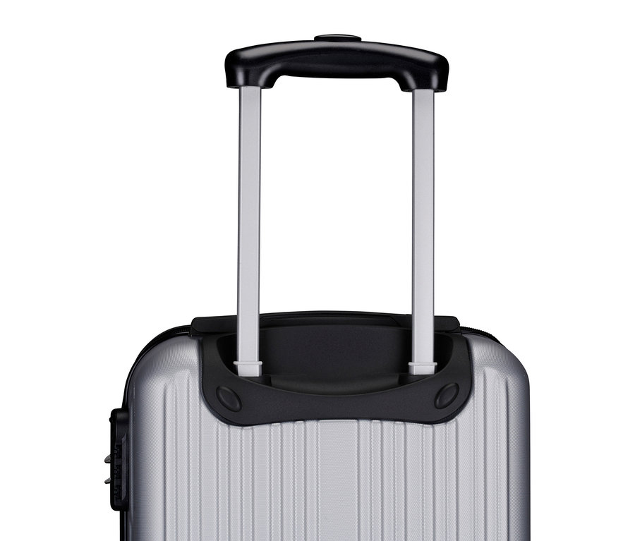 Nahaufnahme eines silbernen Koffers mit ausziehbarem Griff vor einem weißen Hintergrund.