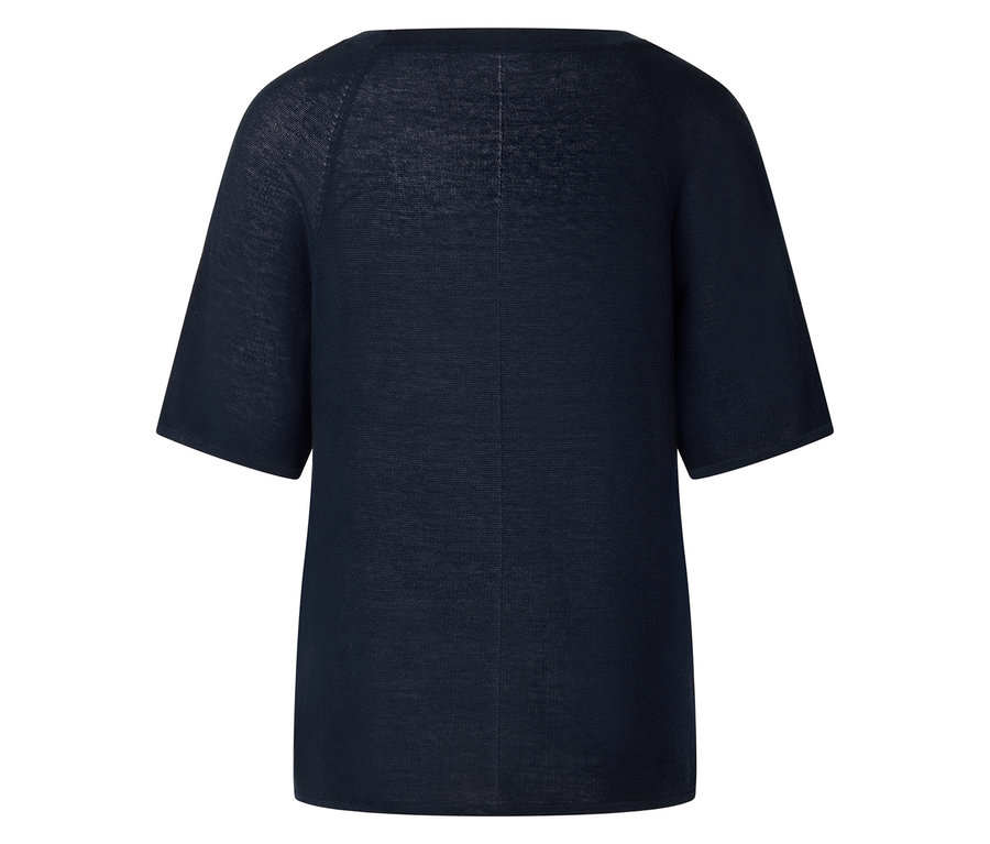 Nahaufnahme eines marineblauen Strickoberteils mit kurzen Ärmeln und U-Boot-Ausschnitt.