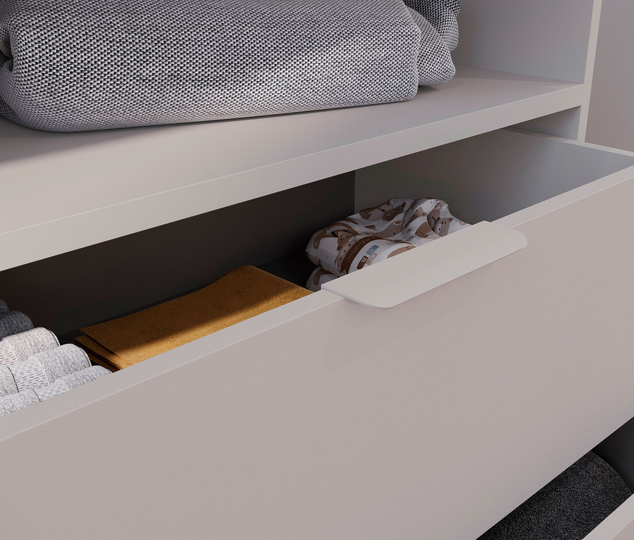 Offener Schrank mit grauem Kissen oben, Handtüchern und gemusterter Decke in der Schublade.