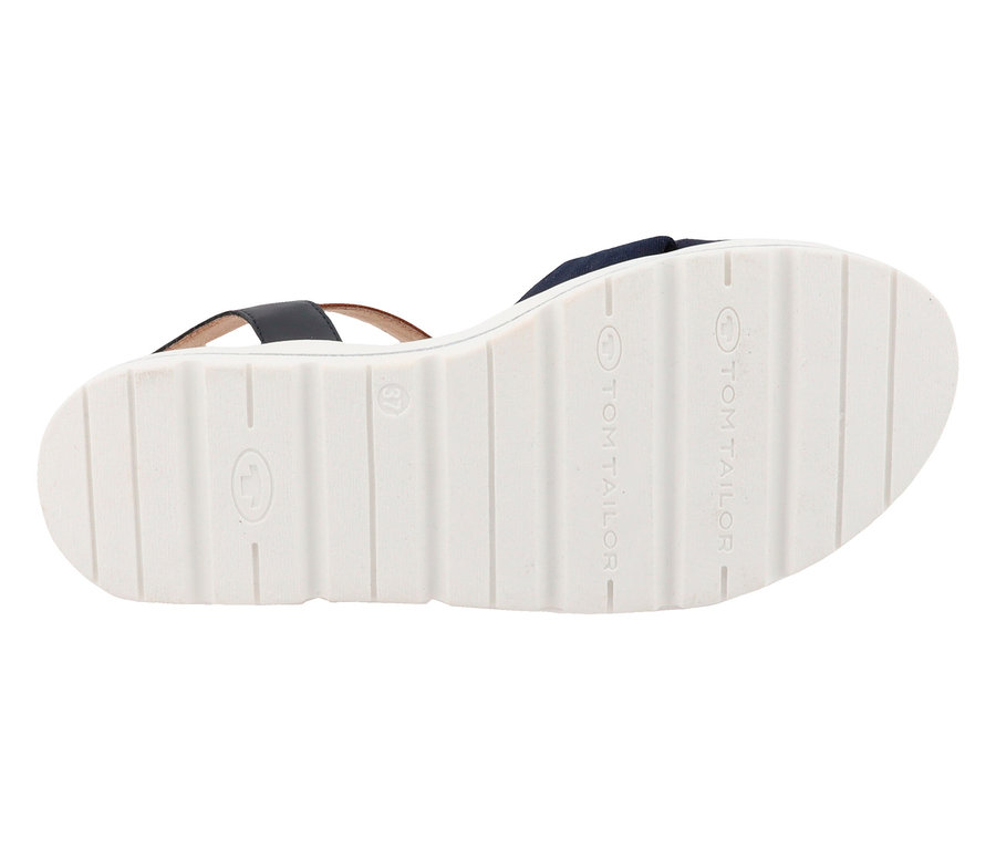 Sohle einer einzelnen Sandale mit dunkelblauem Riemen und weißer Sohle mit Tom Tailor Logo.