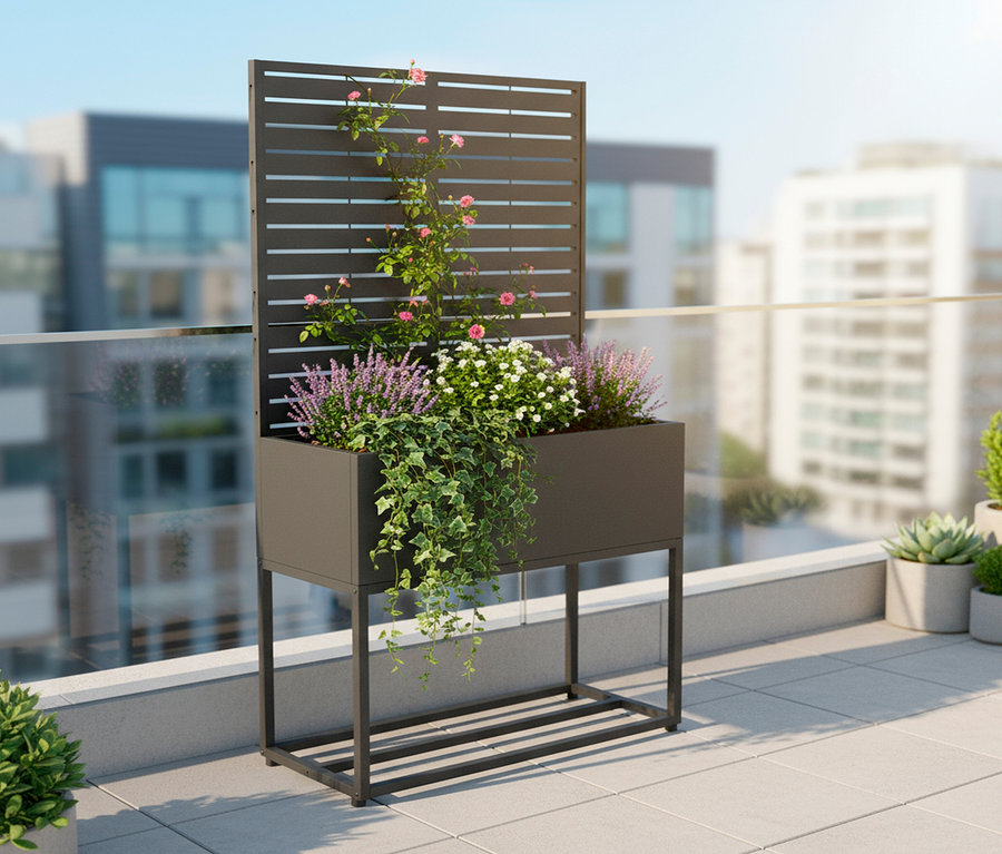 Blumenkasten mit Rankgitter auf einem Balkon, bepflanzt mit Rosen, Lavendel und Efeu.