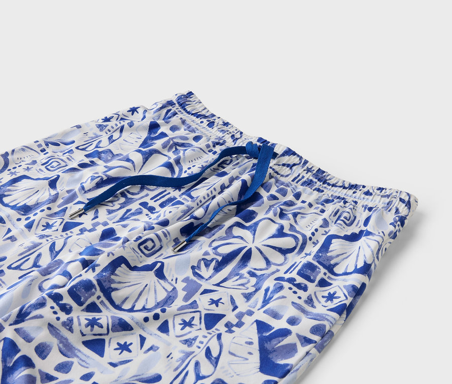 Nahaufnahme von weiß-blauen Hosen mit Kordelzug.