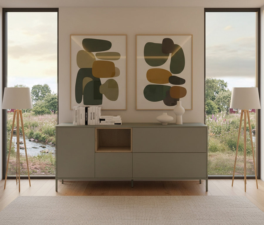 Wohnzimmer mit salbeigrünem Sideboard »Hygge« mit 1 Tür unter zwei abstrakten Bildern, flankiert von Stehlampen.