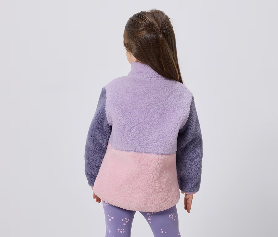 Rückansicht eines Mädchens mit braunen Haaren, das eine Fleecejacke in Lila, Grau und Rosa sowie Leggings mit Sternenmuster trägt.