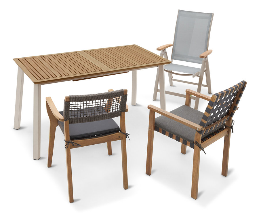 Ein Holztisch mit weißen Beinen steht neben drei Stühlen mit grauen Sitzkissen und Lehnen auf einem weißen Hintergrund.