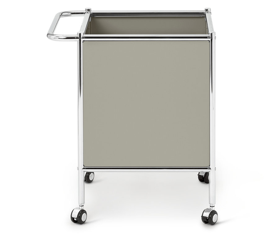 Ein grauer Rollcontainer mit einem verchromten Rahmen steht auf einem weißen Hintergrund.