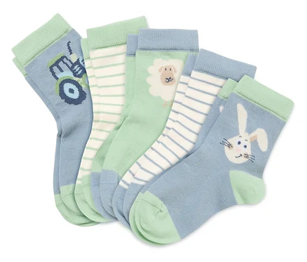 Fünf Socken liegen übereinander, mit Motiven wie einem Traktor, einem Schaf und einem Hasen.