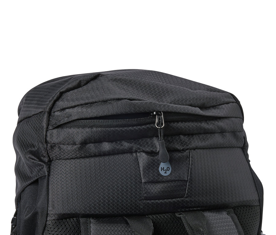Nahaufnahme eines schwarzen Rucksacks mit einem Reißverschluss und einem H2O-Anhänger.