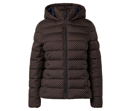 Eine gesteppte, braune Jacke mit Kapuze und einem Muster aus kleinen Rauten und Punkten ist mit einem Reißverschluss geschlossen.