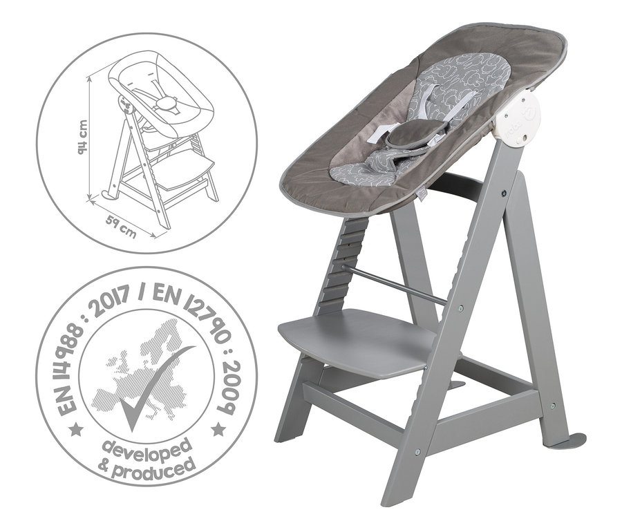 Ein grauer Kinderhochstuhl mit einem grauen Sitzpolster mit einem Muster ist auf einem weißen Hintergrund zu sehen.
