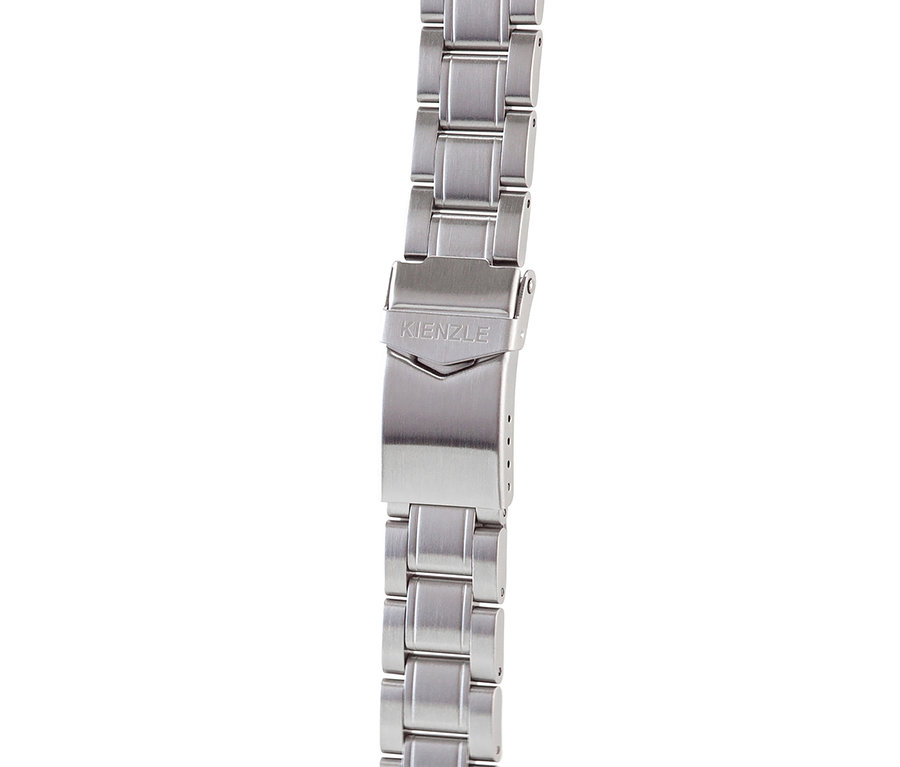 Nahaufnahme eines gebürsteten, silberfarbenen Metallarmbands einer Uhr mit einer Schließe, in die „KIENZLE“ eingraviert ist.