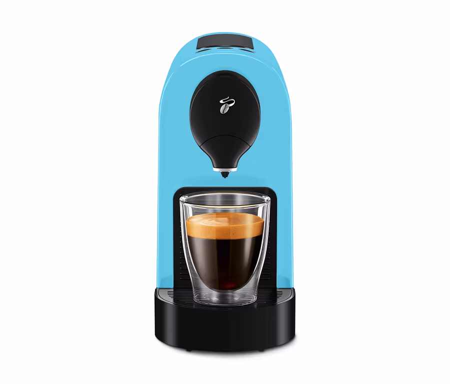Eine hellblaue Kaffeekapselmaschine mit einer Tasse Kaffee darunter.