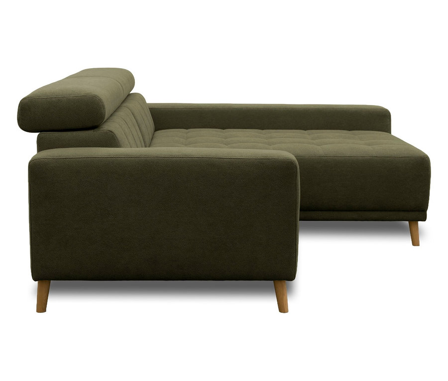 Ein L-förmiges olivgrünes Sofa mit gesteppter Sitzfläche und Kopfstütze, auf hellen Holzbeinen stehend, von der Seite gesehen.