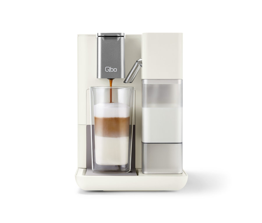 Ein Qbo MILK MASTER White Cashmere bereitet Kaffee in einem Glas zu.