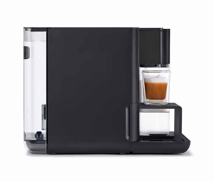 Schwarze Qbo MILK MASTER Velvet Black Kaffeemaschine mit Latte Macchiato Glas.