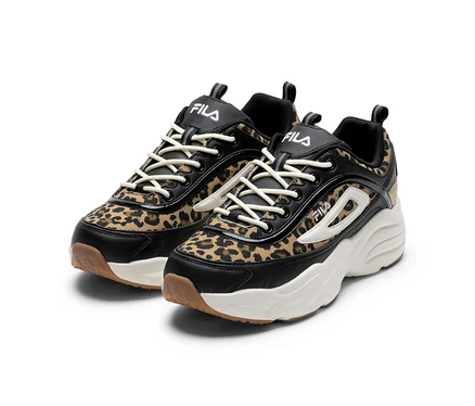 Zwei FILA Sky Damen-Sneaker mit Leopardenmuster, schwarzen Details, weißen Sohlen und cremefarbenen Schnürsenkeln.