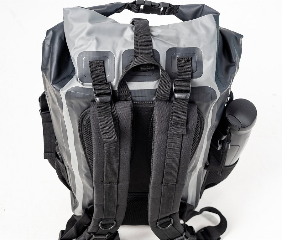 F2 Rucksack »Reef«, 28 l, in Grau und Schwarz, wasserdicht, mit gepolsterten Trägern und einer Wasserflasche in der Seitentasche.