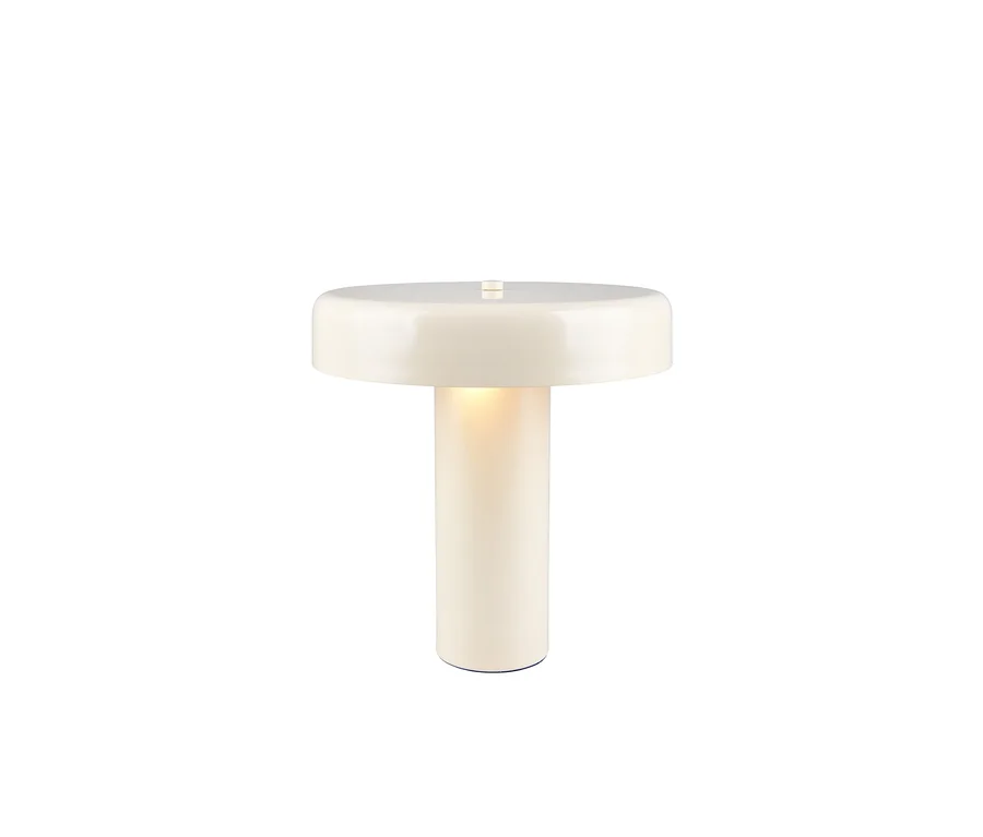Cremefarbene Tischlampe mit zylindrischem Fuß und rundem, pilzförmigem Schirm, der warmes Licht abgibt.