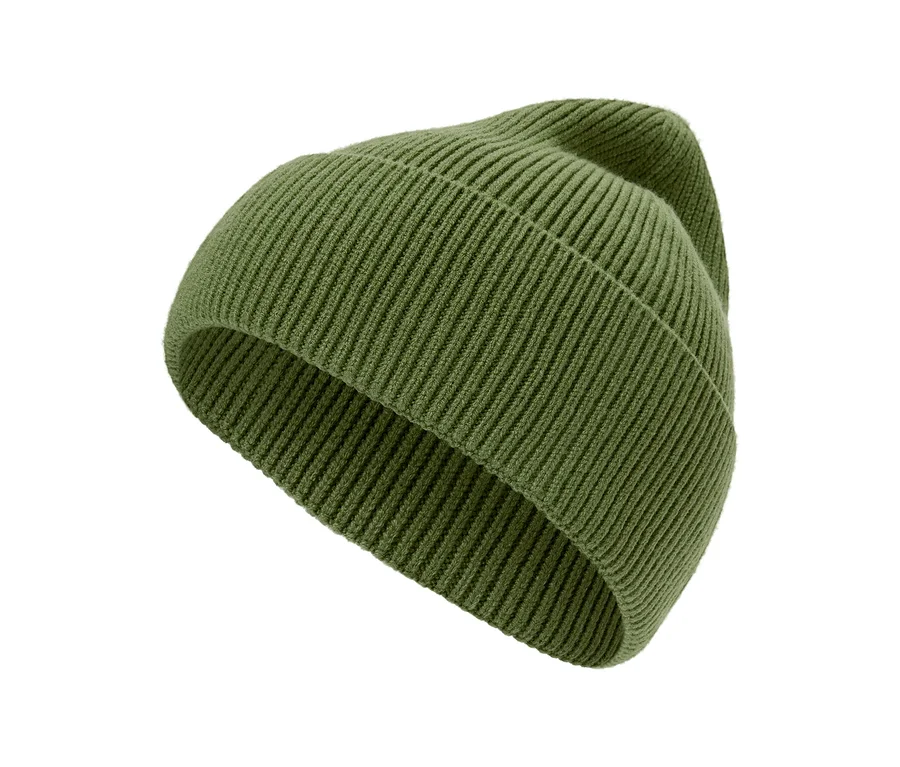 Nahaufnahme einer olivgrünen Strickmütze auf weißem Hintergrund.