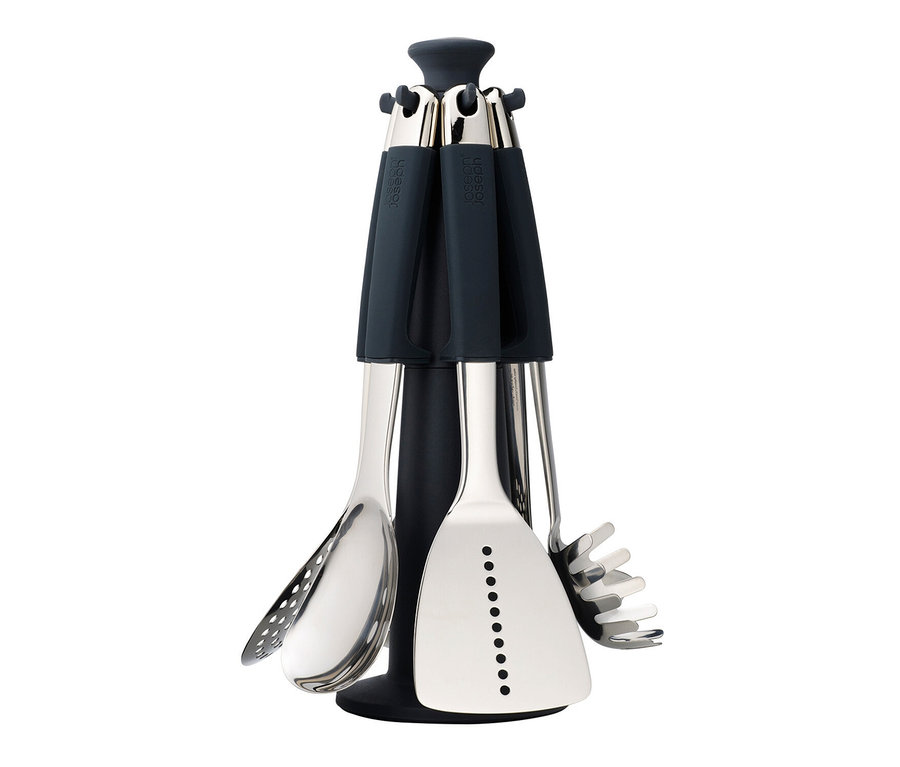Küchenutensilien-Set aus Edelstahl und dunklem Kunststoff, das an einem schwarzen Ständer hängt. Sichtbar sind ein gelochter Löffel, ein Pfannenwender mit Löchern und ein Spaghettilöffel.