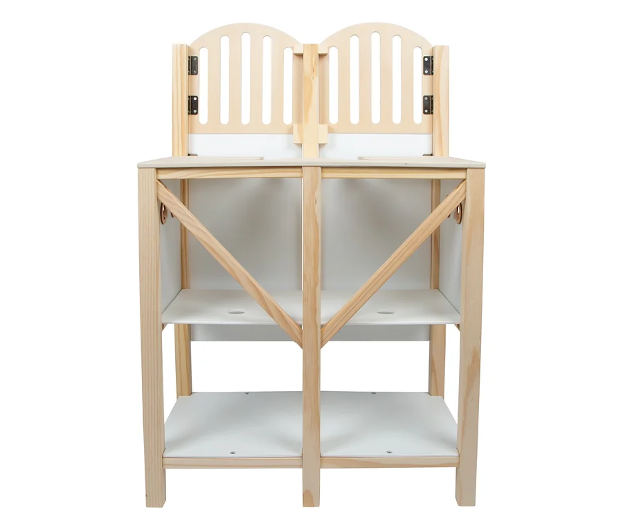 Der small foot Hobby-Horse-Pferdestall aus hellem Holz mit zwei Regalböden und zwei Pferdeboxen mit Gattertüren.