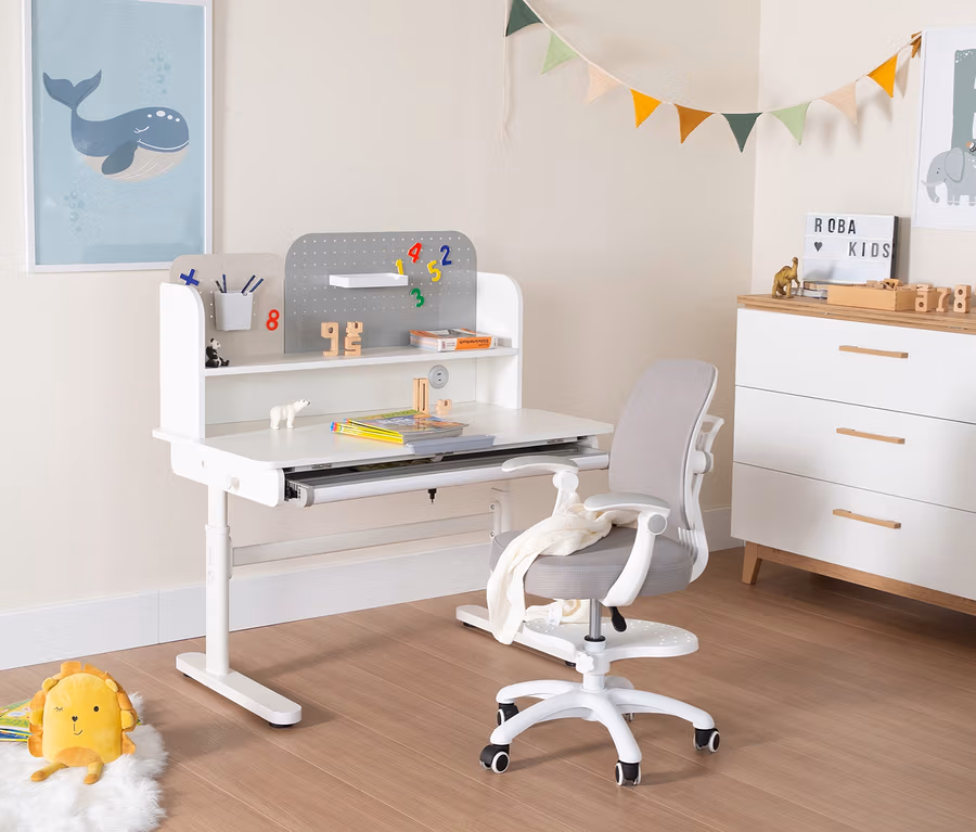 Kinderzimmer mit höhenverstellbarem roba Schreibtisch mit Schublade und Aufsatz, komplett geneigt, sowie Schreibtischstuhl und Kommode.