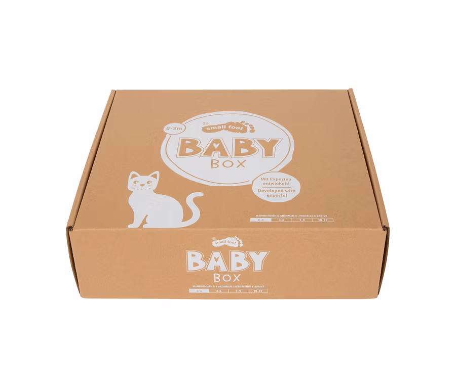 Brauner Karton der small foot Baby-Box für 0-3 Monate, mit weißem Logo und Katzenillustration.