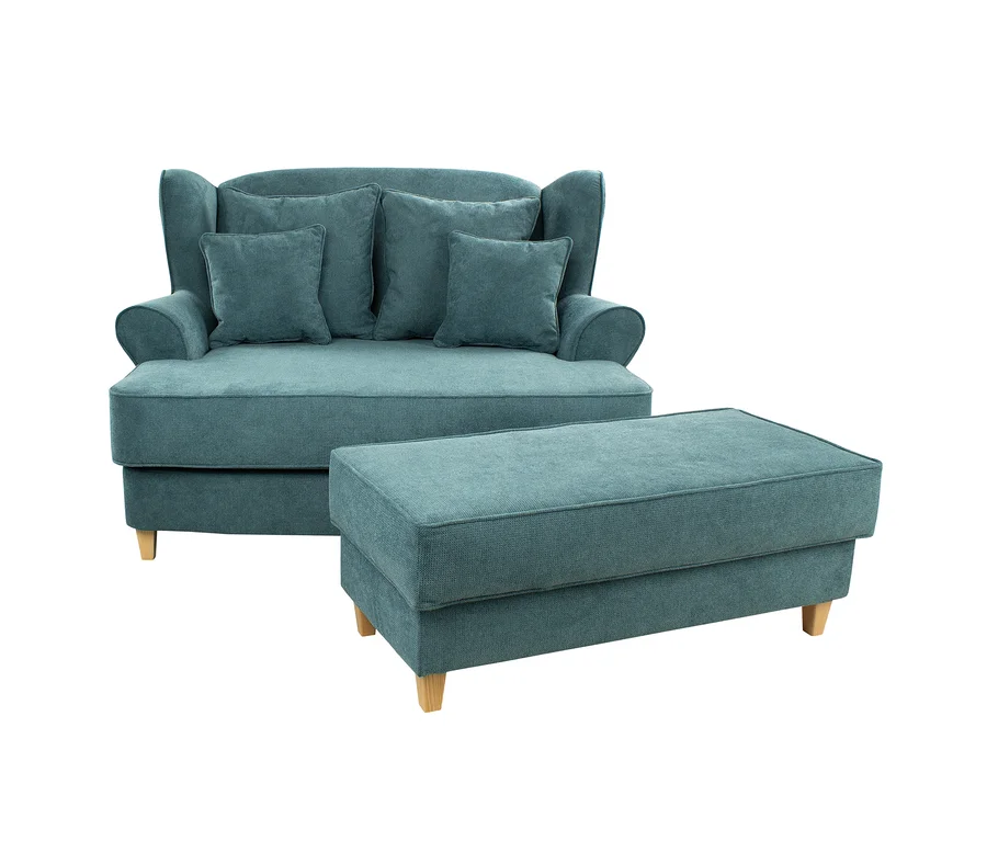 Türkises Zweisitzer-Sofa mit hoher Rückenlehne, Flügelarmen und drei Kissen, dazu passender rechteckiger Hocker mit hellen Holzbeinen.