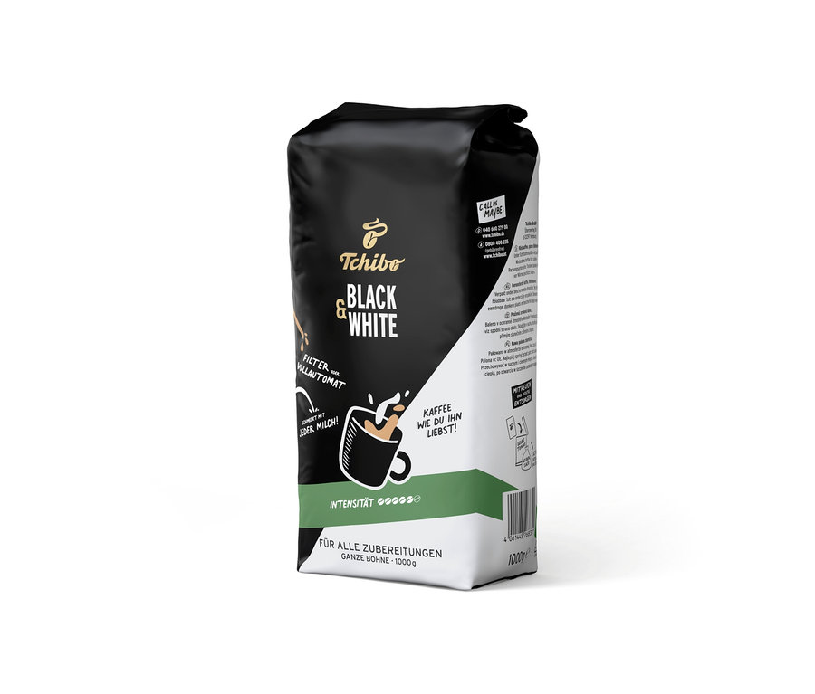 Schwarze Tchibo BLACK & WHITE Kaffeepackung mit 1 kg ganzen Bohnen, mit weißer Schrift und einer Tasse Kaffee-Illustration.