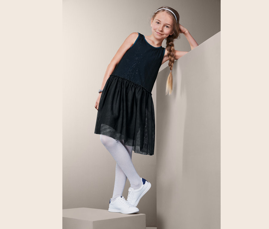 Mädchen posiert in einem Tüllkleid.