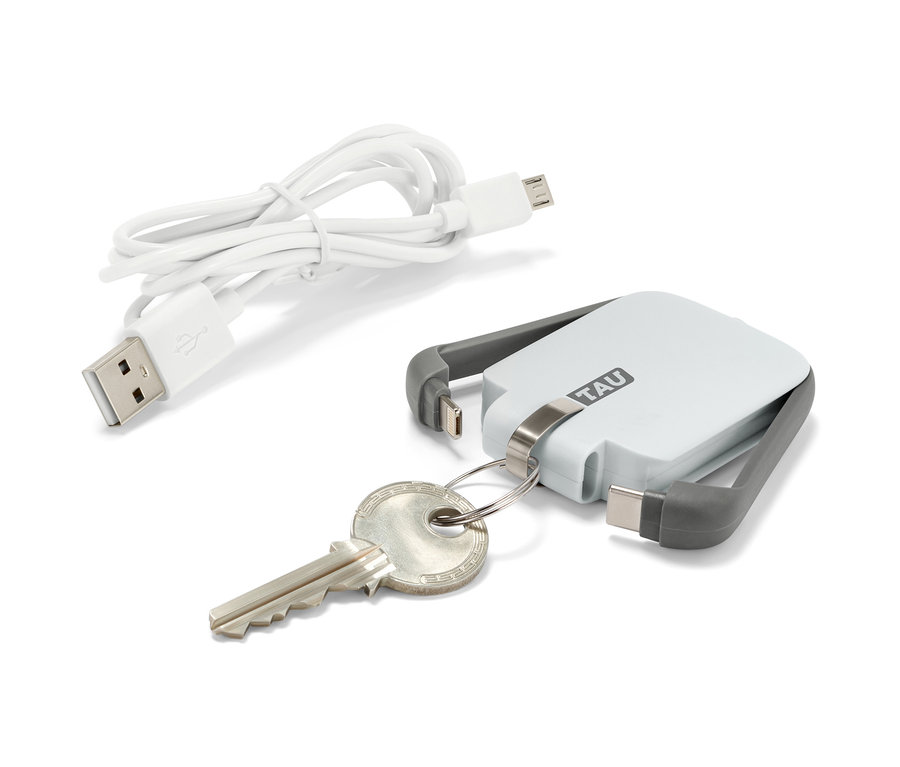 Ein weißes Ladekabel und ein TAU® 3-in-1-Keychain-Powerbank mit einem Schlüssel am Ring.