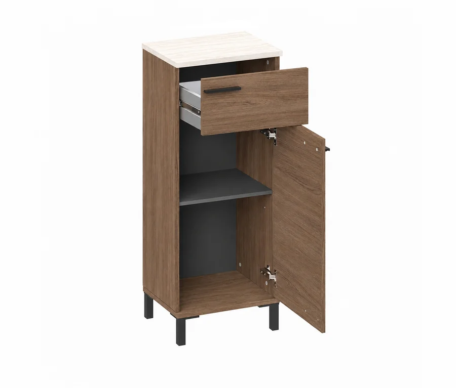 Schmaler brauner Holzschrank mit heller Platte, einer teilweise geöffneten Schublade und einer geöffneten Tür, die ein graues Regal im Inneren zeigt. Der Schrank steht auf schwarzen Beinen.