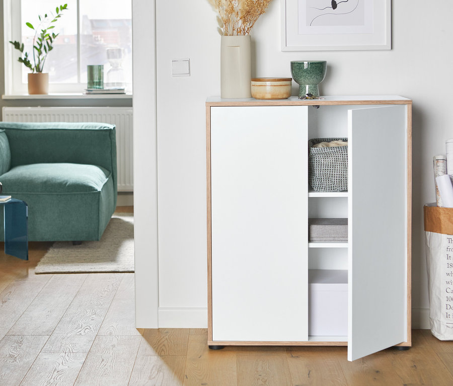Eckelement des SCAPA Modul-Sofas »Berlin« und ein Beistelltisch aus Acrylglas in einem Wohnzimmer.