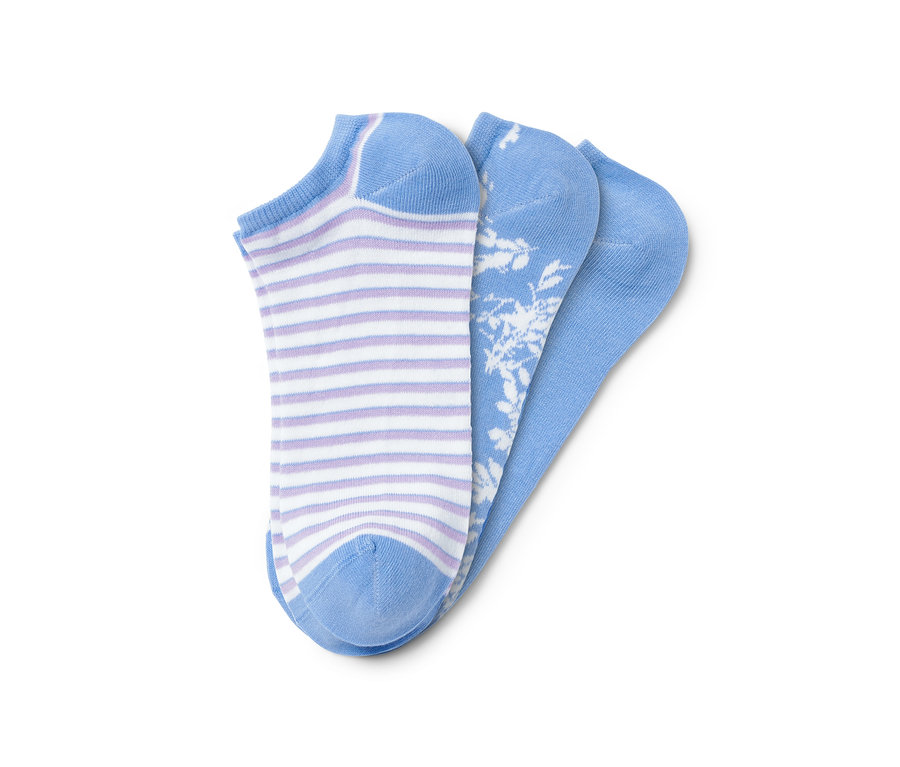 Drei Paar Sneakersocken: ein Paar gestreift, eines mit Blumenmuster, eines hellblau.