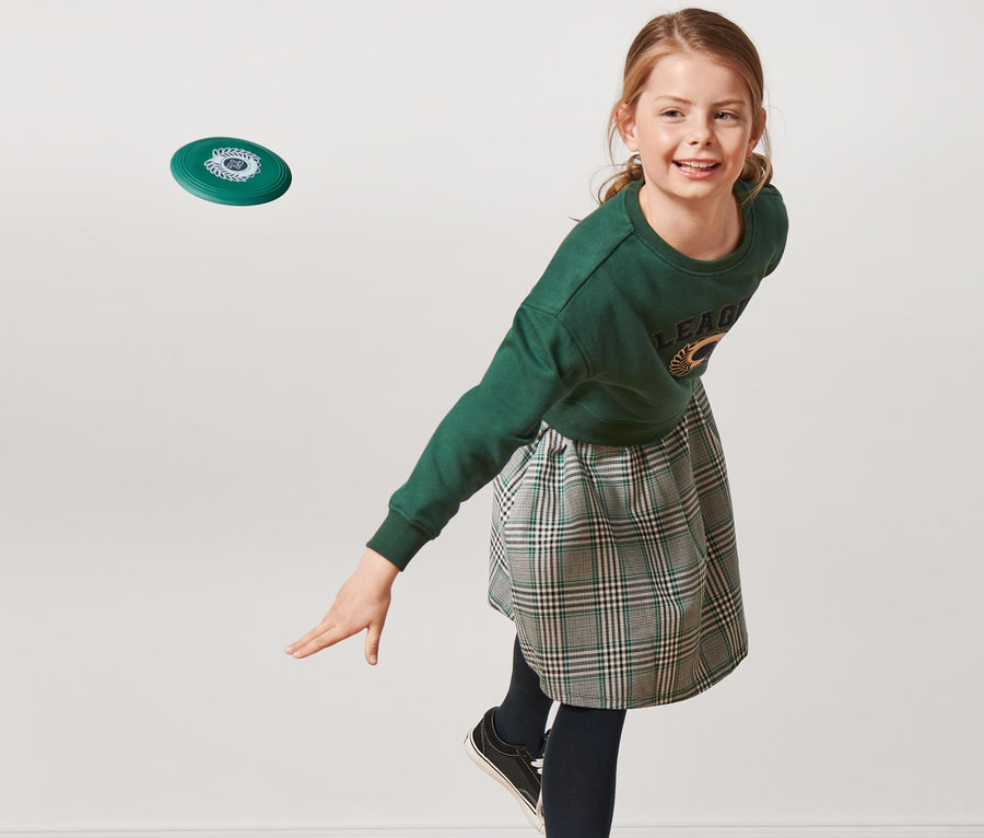 Mädchen wirft Soft-Wurfscheibe.