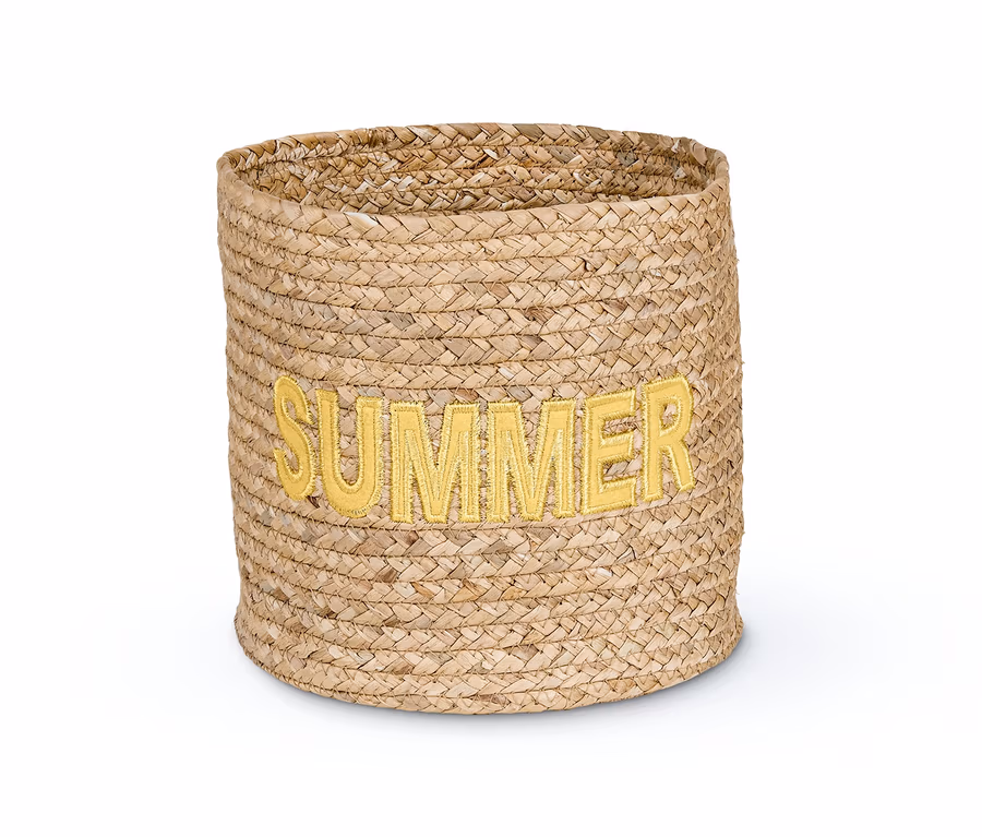 Ein Aufbewahrungskorb aus Korbgeflecht mit dem Schriftzug SUMMER vor weißem Hintergrund.